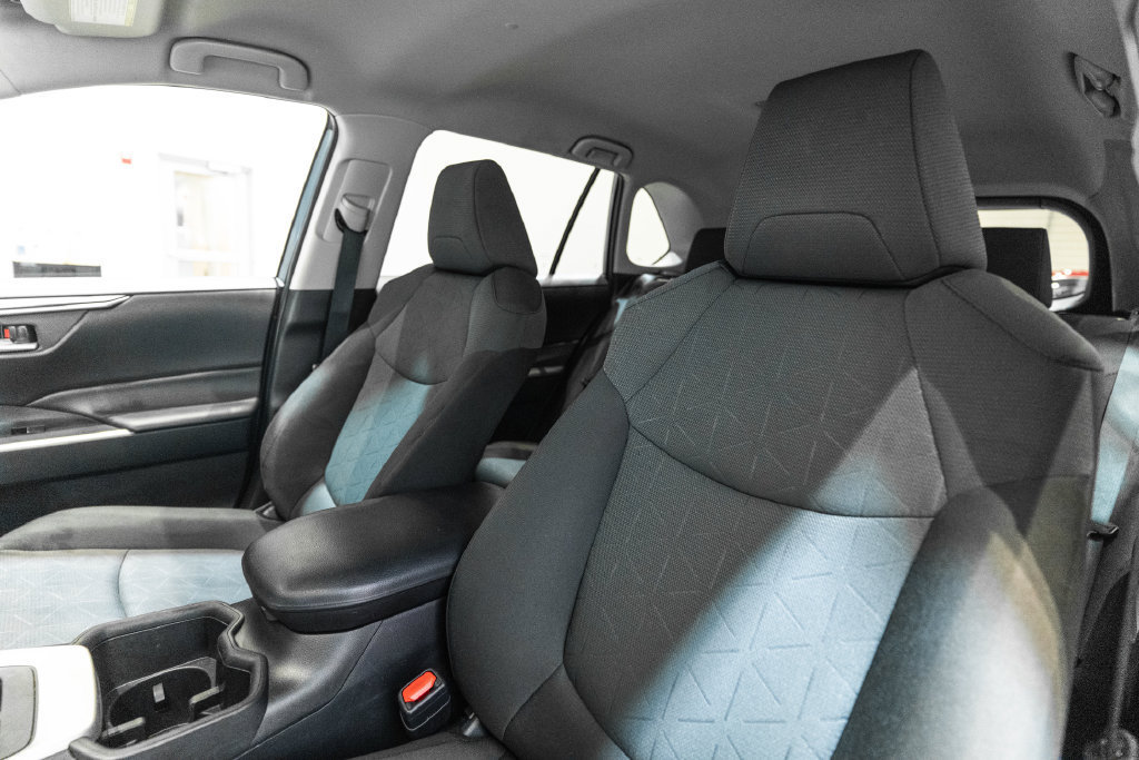 Used 2024 Toyota RAV4 XLE AWD/4WD image 6