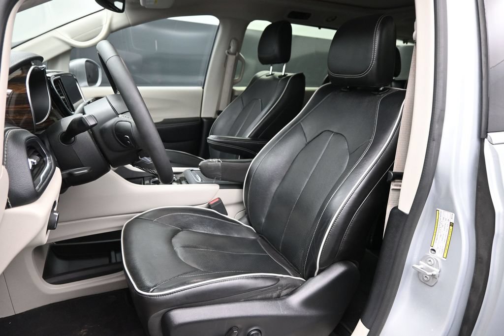 Used 2022 Chrysler Pacifica Limited AWD/4WD image 2
