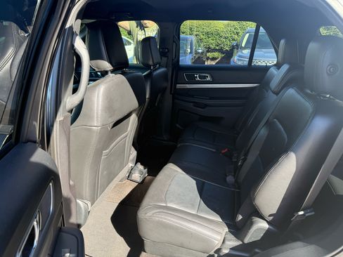 Used 2018 Ford Explorer XLT w/ Equipment Group 202A FWD image 11