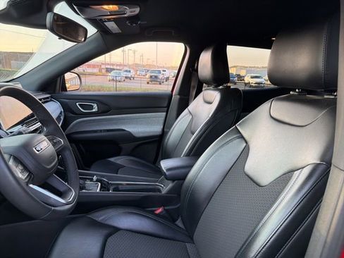 Used 2023 Jeep Compass Latitude image 10