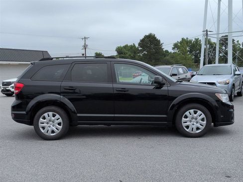 Used 2019 Dodge Journey SE FWD image 2