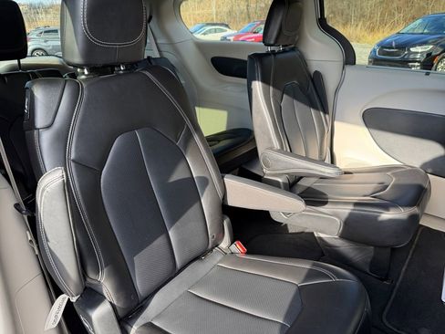 Used 2024 Chrysler Pacifica Touring-L image 21