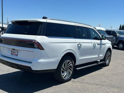 Used 2025 Lincoln Navigator L Reserve AWD/4WD image 3