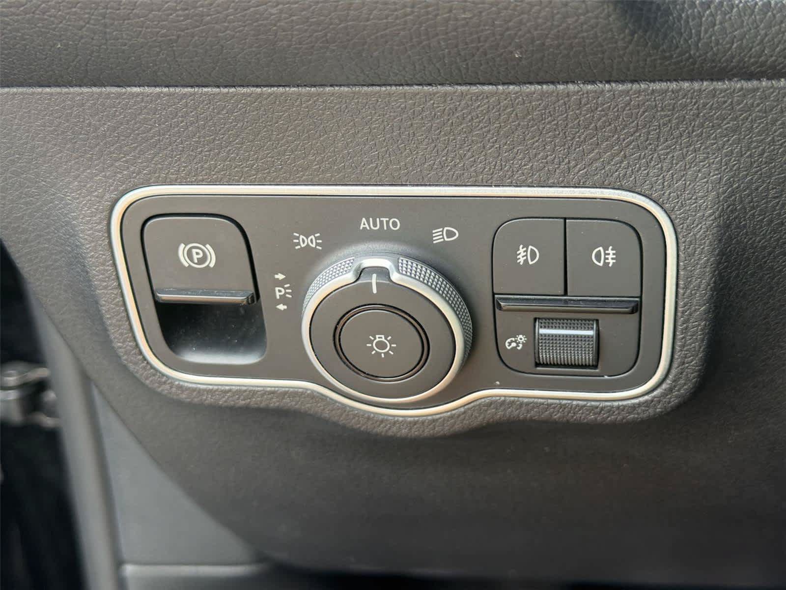 Used 2024 Mercedes-Benz GLB 250 image 39