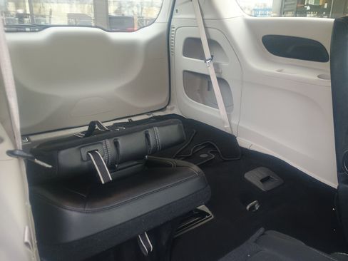 Used 2024 Chrysler Pacifica Touring-L image 14