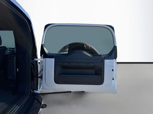 New 2026 Land Rover Defender 130 X-Dynamic SE image 13