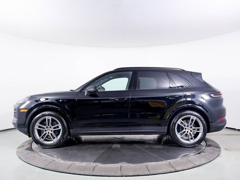 Used 2025 Porsche Cayenne image 2