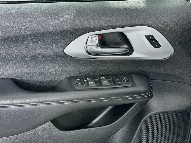Used 2025 Chrysler Pacifica Limited FWD image 27