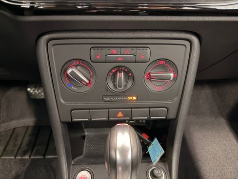 Used 2018 Volkswagen Beetle S image 23