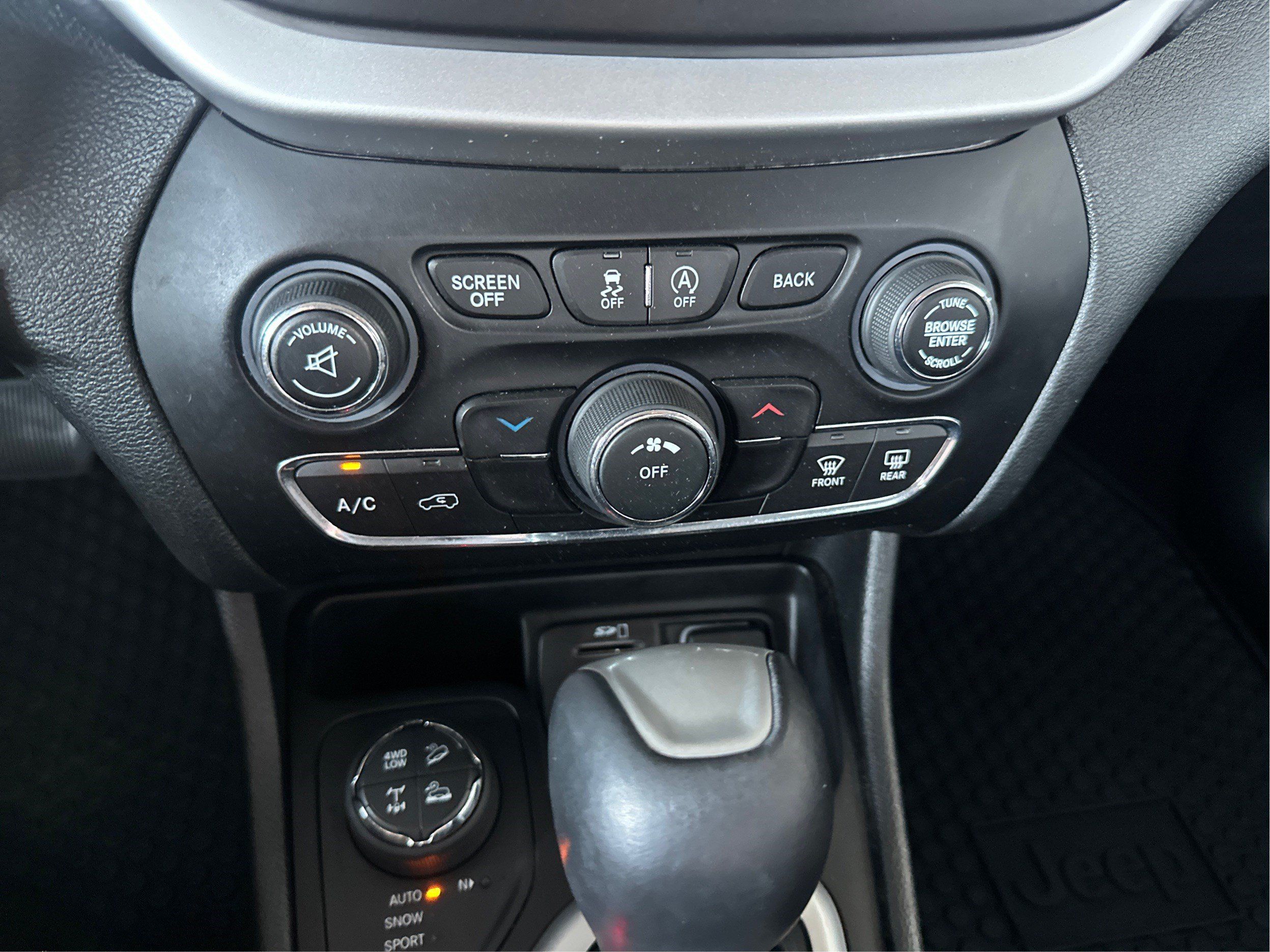 Used 2017 Jeep Cherokee Trailhawk AWD/4WD image 29