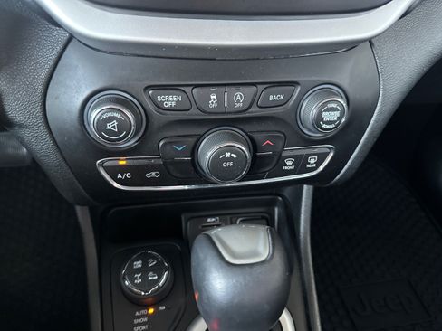 Used 2017 Jeep Cherokee Trailhawk AWD/4WD image 29