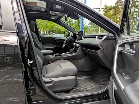 Used 2024 Toyota RAV4 SE w/ Convenience Package image 36