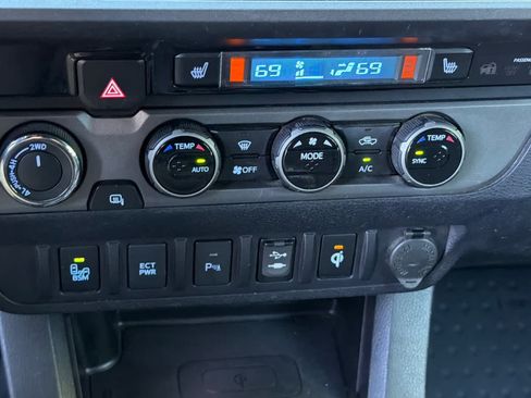 Used 2016 Toyota Tacoma TRD Off-Road w/ Premium & Technology Package AWD/4WD image 22