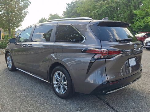Used 2024 Toyota Sienna Platinum AWD/4WD image 4