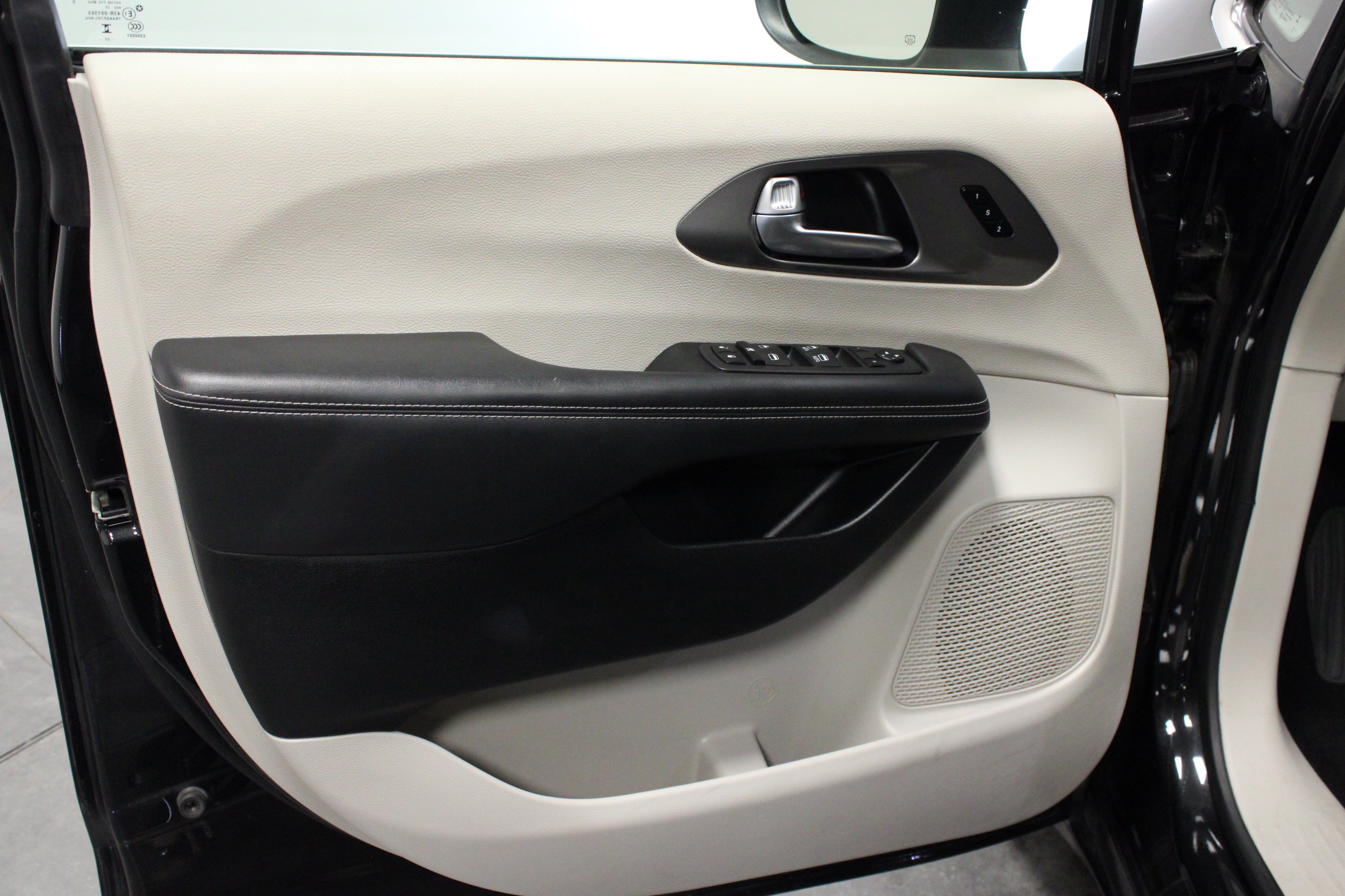 Used 2023 Chrysler Pacifica Touring-L FWD image 11