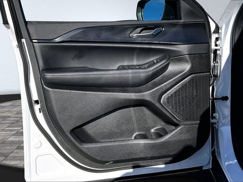 New 2026 Jeep Grand Cherokee Laredo image 13