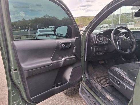 Used 2022 Toyota Tacoma TRD Off-Road w/ Technology Package image 3