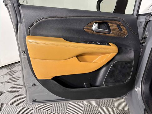 Used 2021 Chrysler Pacifica Pinnacle image 16