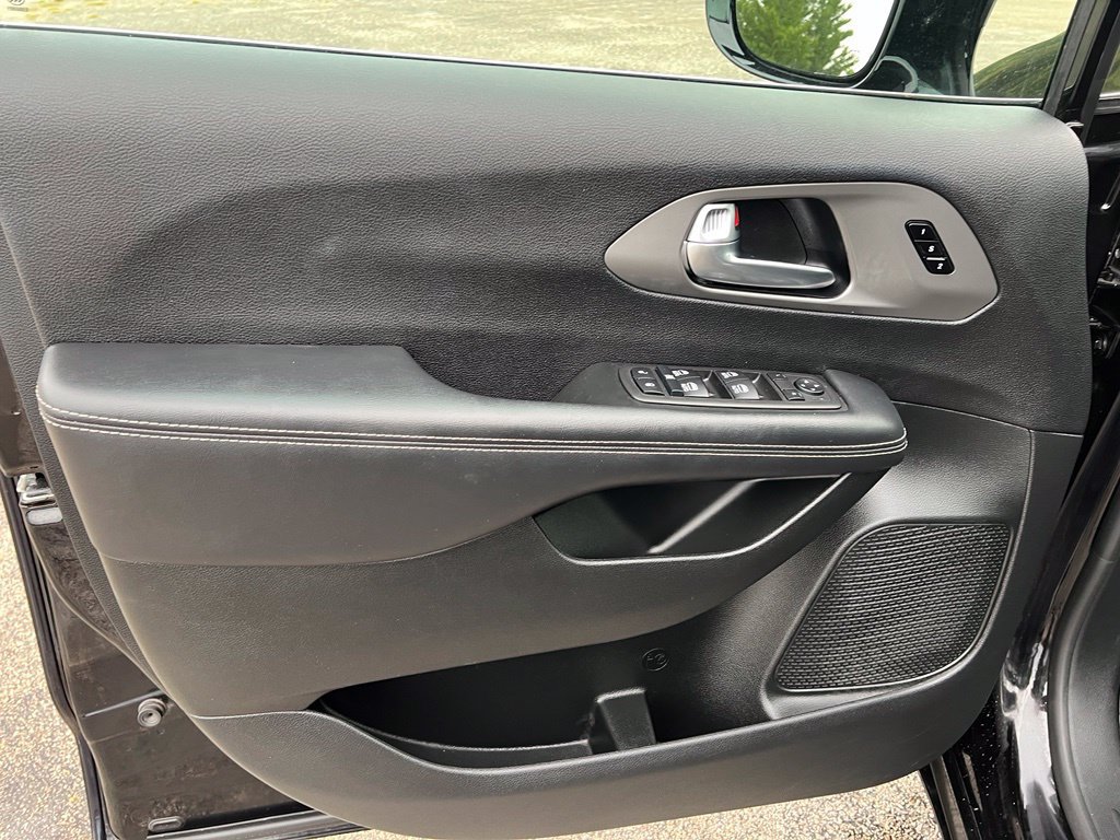 Used 2025 Chrysler Pacifica Select FWD image 23