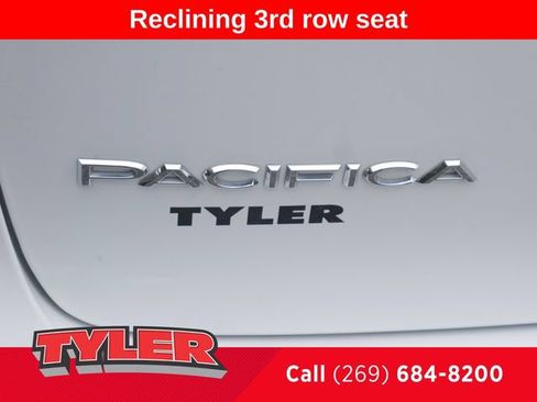 Used 2023 Chrysler Pacifica Touring-L FWD image 13