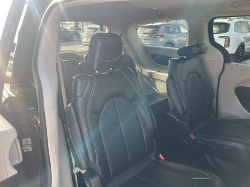 Used 2024 Chrysler Pacifica Touring-L image 15