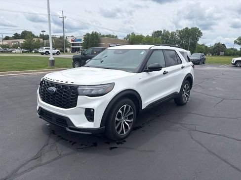 Used 2025 Ford Explorer ST-Line AWD/4WD image 2