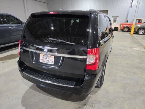 Used 2013 Chrysler Town & Country Touring image 11