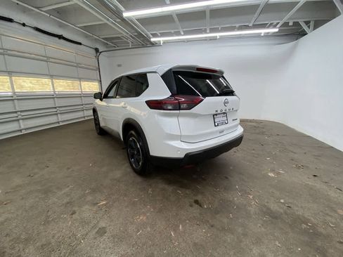 Used 2024 Nissan Rogue SV image 4