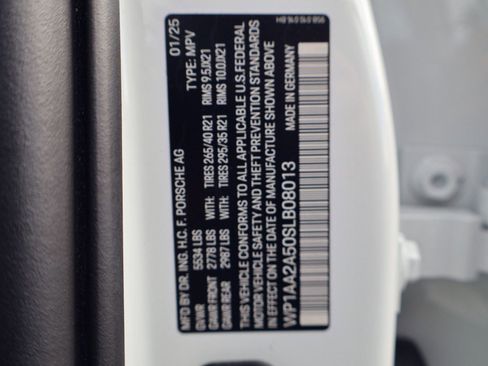 Certified 2025 Porsche Macan AWD/4WD image 29