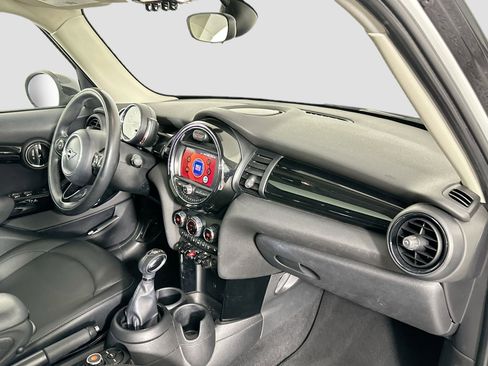 Used 2019 MINI Cooper 4-Door Hardtop image 32