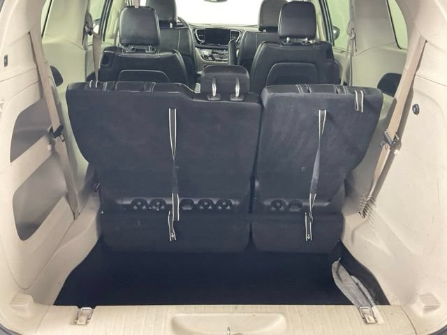 Used 2023 Chrysler Pacifica Touring-L FWD image 21