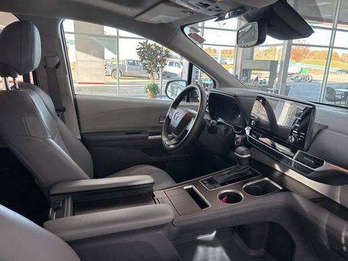 Used 2021 Toyota Sienna XLE image 18
