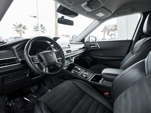 Used 2024 Mitsubishi Outlander SE image 2