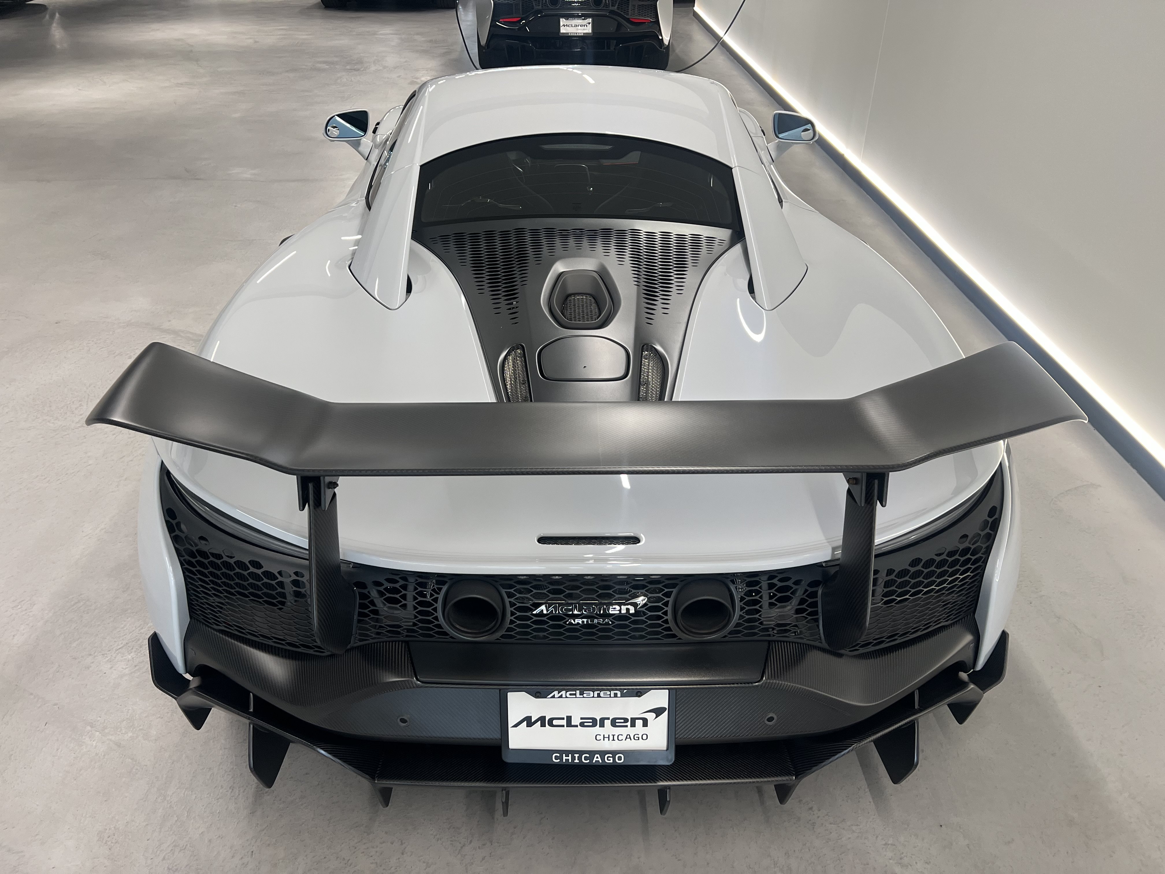 Used 2023 McLaren Artura RWD image 5