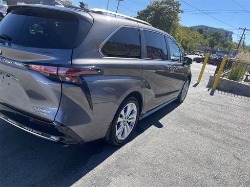 Certified 2023 Toyota Sienna Platinum image 8