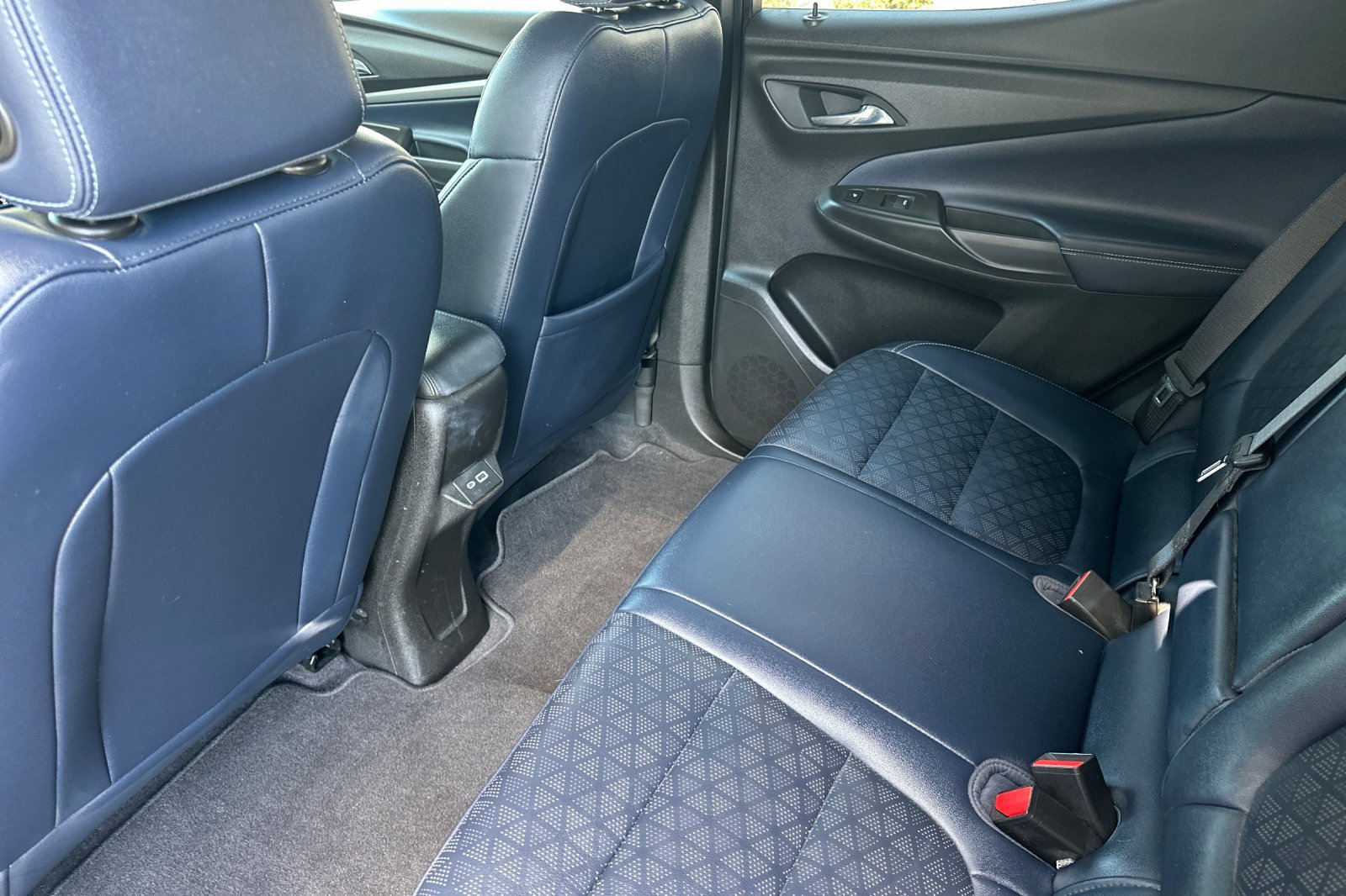 Used 2022 Chevrolet Bolt EUV Premier w/ Sun & Sound Package FWD image 12