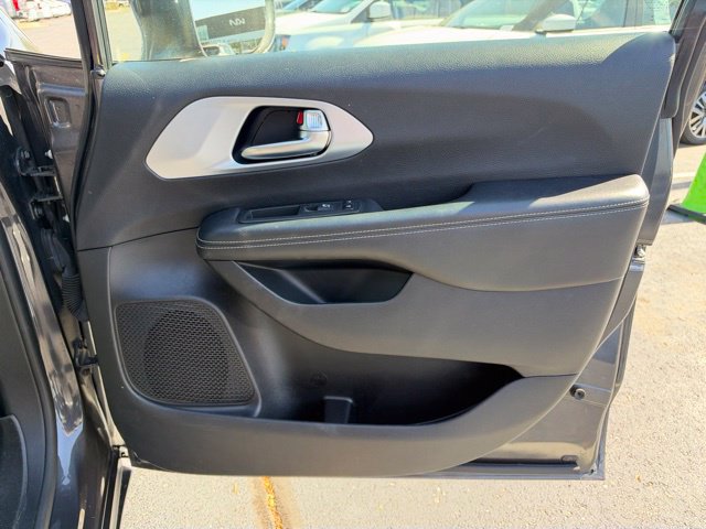 Used 2020 Chrysler Pacifica Touring-L w/ S Appearance Package FWD image 34