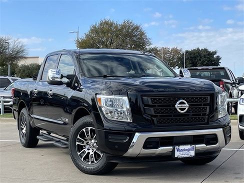 Used 2021 Nissan Titan SV w/ SV Convenience Package image 2
