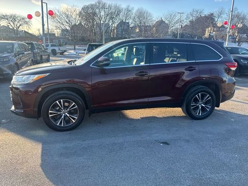Used 2019 Toyota Highlander LE image 4