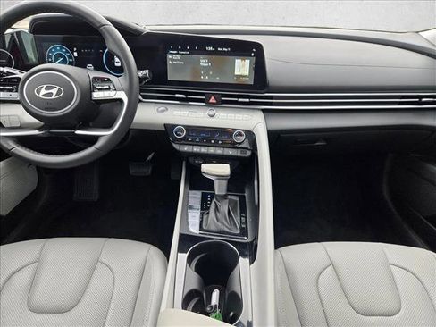 Used 2025 Hyundai Elantra Limited FWD image 17