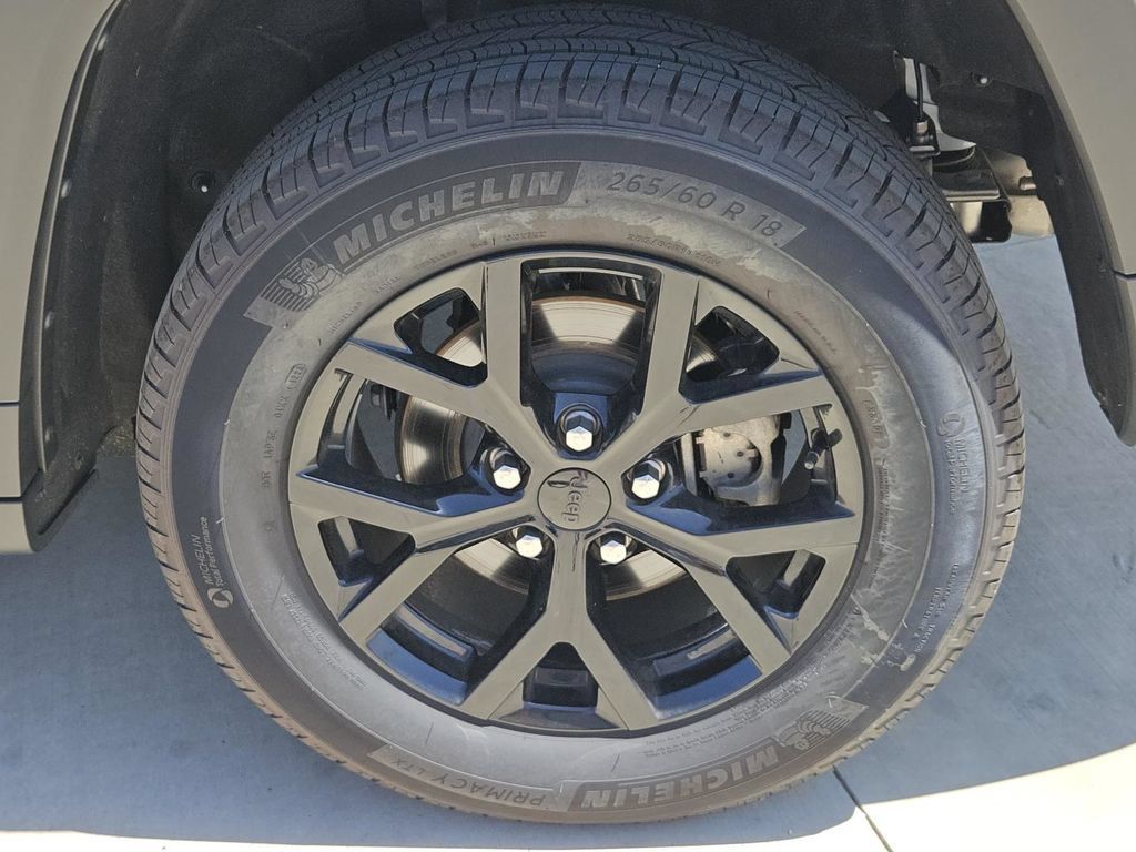 Used 2025 Jeep Grand Cherokee Altitude AWD/4WD image 43