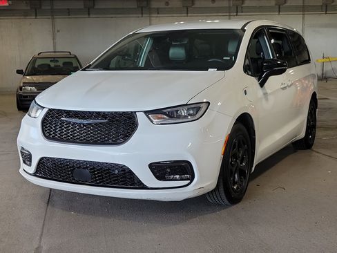 Used 2024 Chrysler Pacifica Limited FWD image 3