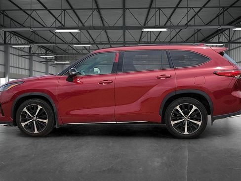 Used 2022 Toyota Highlander XSE FWD image 2