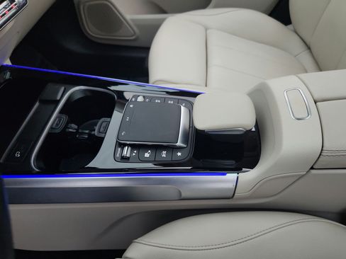 Used 2023 Mercedes-Benz GLB 250 image 18
