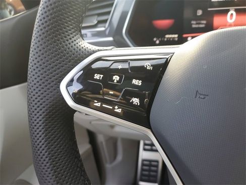 Certified 2022 Volkswagen Tiguan SE R-Line image 27