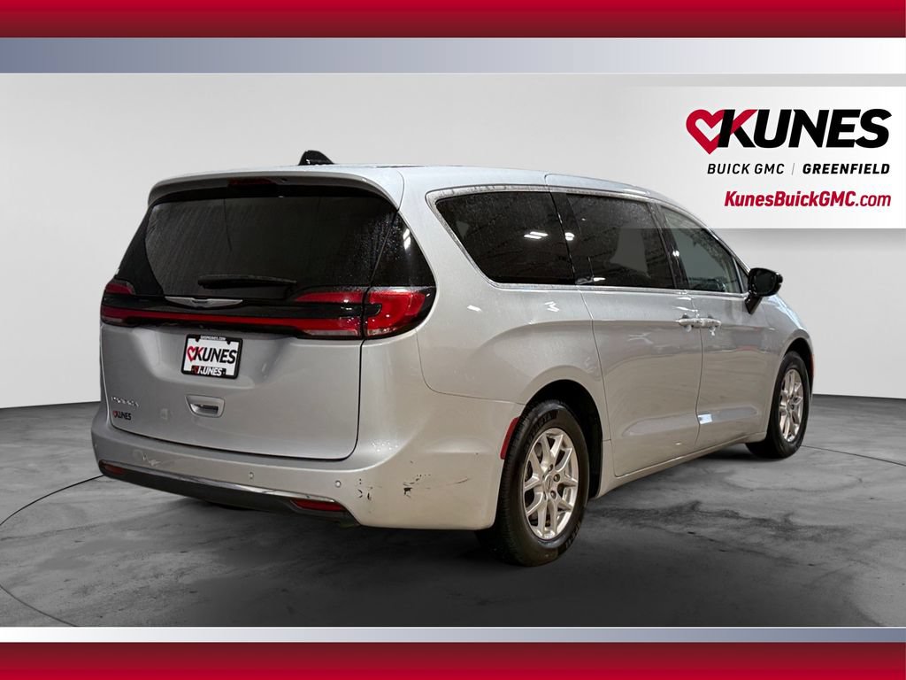 Used 2024 Chrysler Pacifica Touring-L FWD image 10