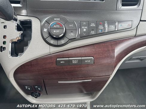 Used 2013 Toyota Sienna XLE image 29