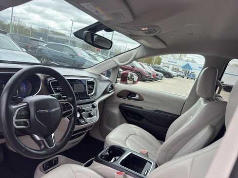 Used 2019 Chrysler Pacifica Touring-L Plus w/ Tire & Wheel Group FWD image 24