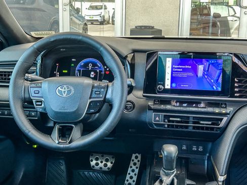 Used 2025 Toyota Camry SE FWD image 12