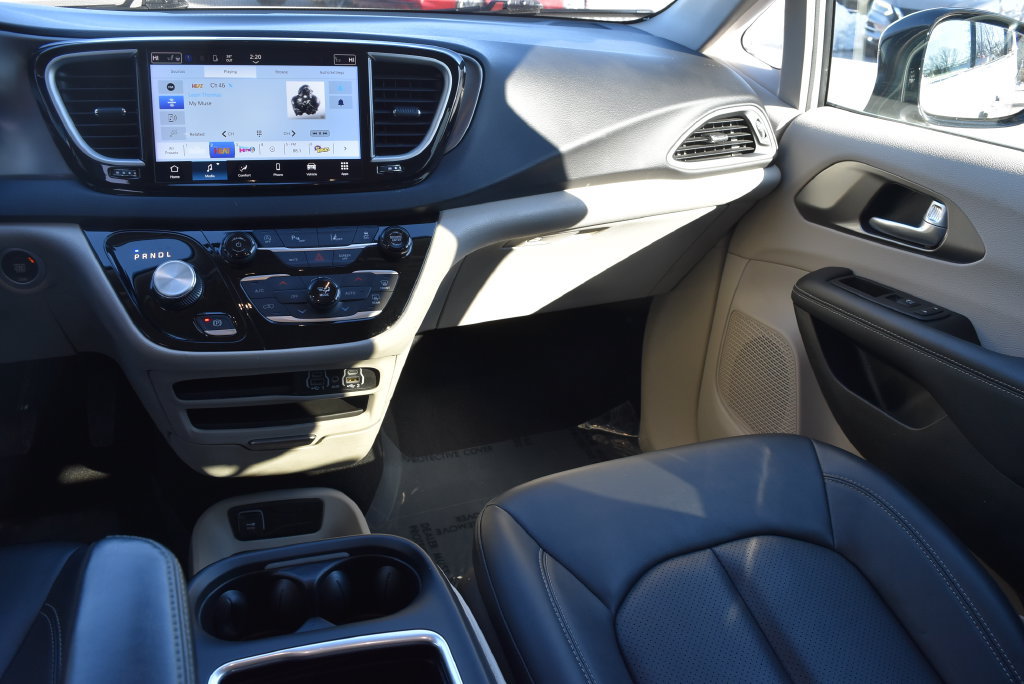 Used 2024 Chrysler Pacifica Touring-L FWD image 12